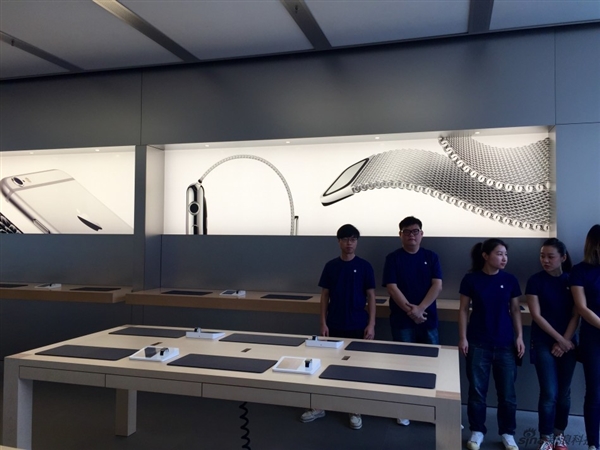 Apple Watch今日下午3点01分后开始预购开卖！美女店员帮你试戴