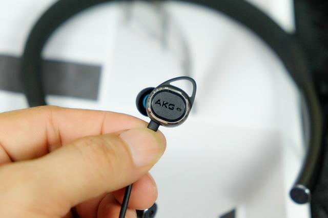 AKG N200nc蓝牙耳机值得买吗 AKG N200nc颈挂蓝牙耳机开箱深度评测